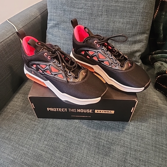 Under Armour Shoes - Jordan Air Max 200 Women's Shoes Size 8 Black/ Bright Crimson AV5186